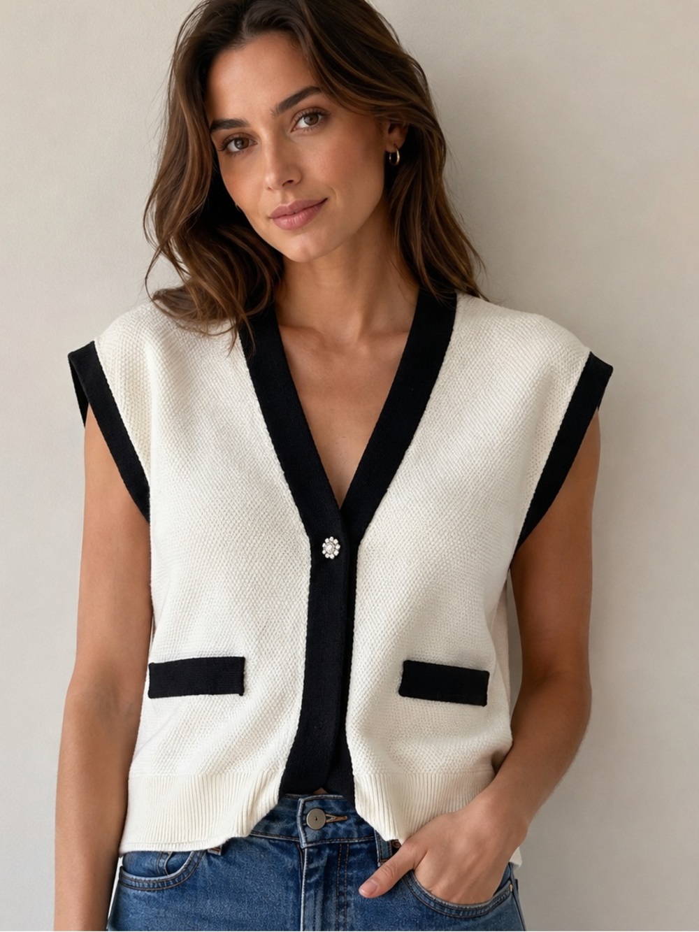 NWT Ellen Tracy Textured Cream V-Neck Sleeveless Knit Vest with Black Trim Large